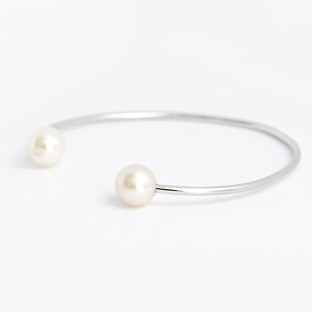 Jemný náramek z bílého zlata zakončený dvěma perlami