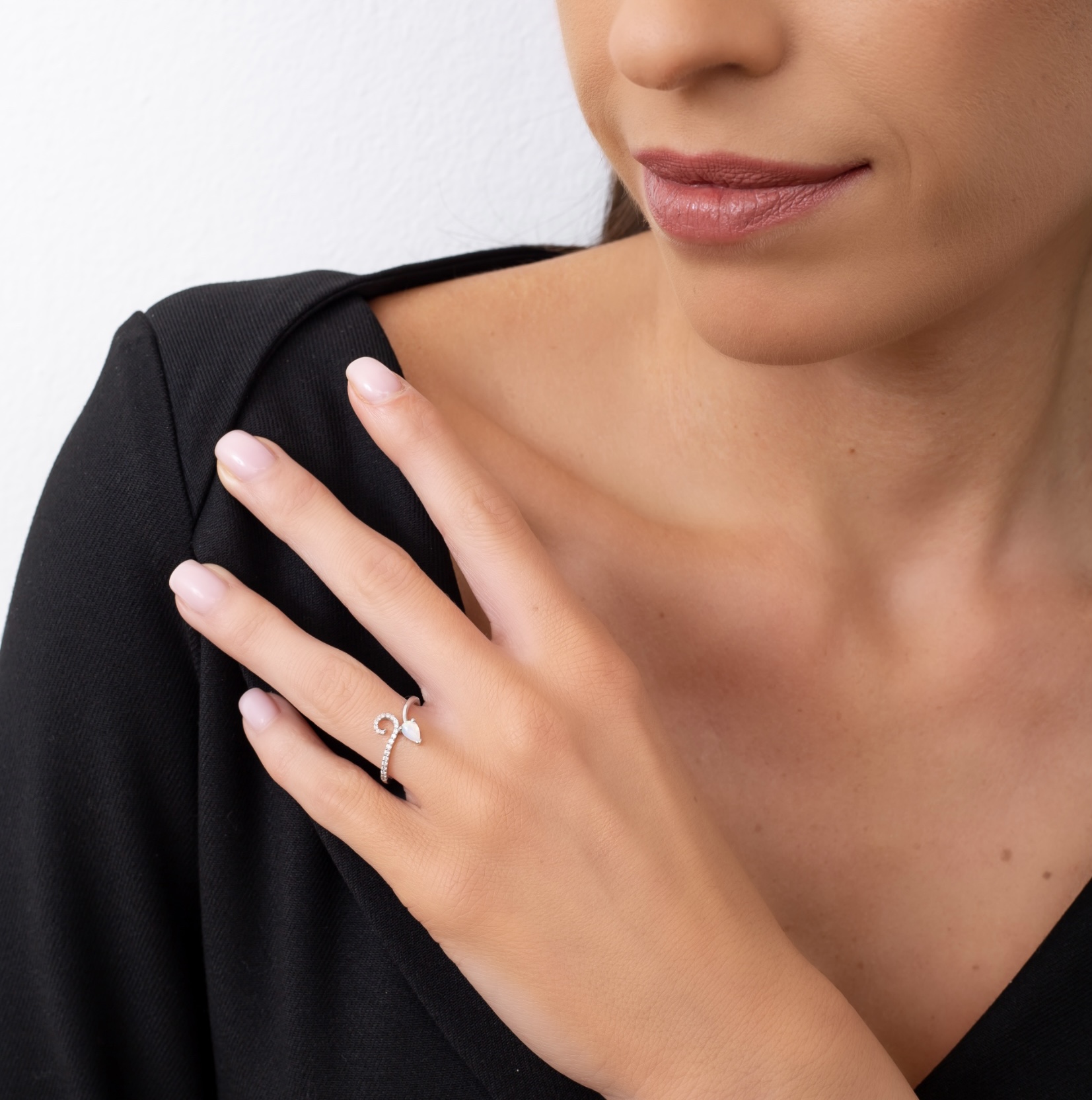 Prsten kapka se slovenským opálem - bíle zlato, diamanty