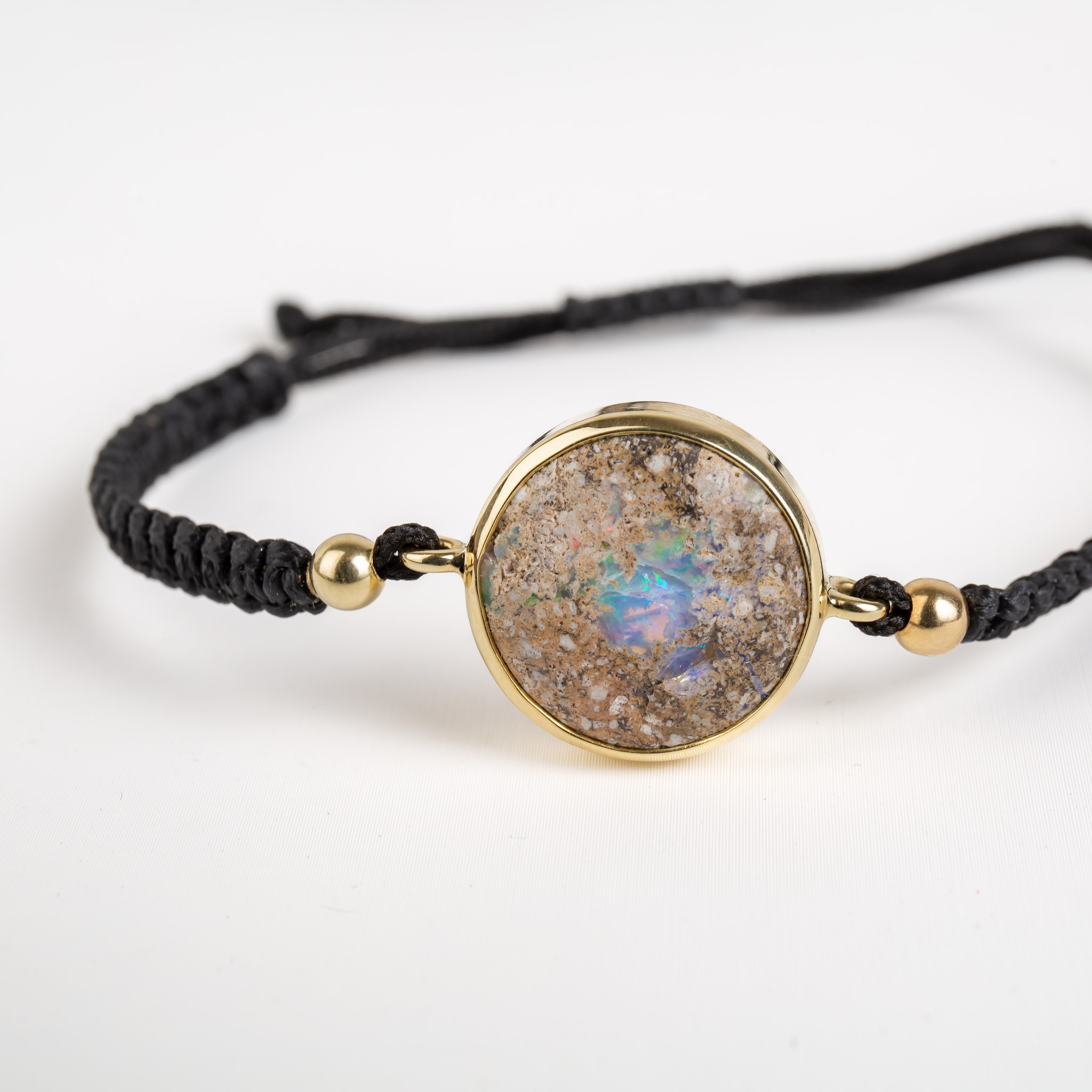 Slovenský drahý opál v andezitu - žluté zlato, slovenský opál