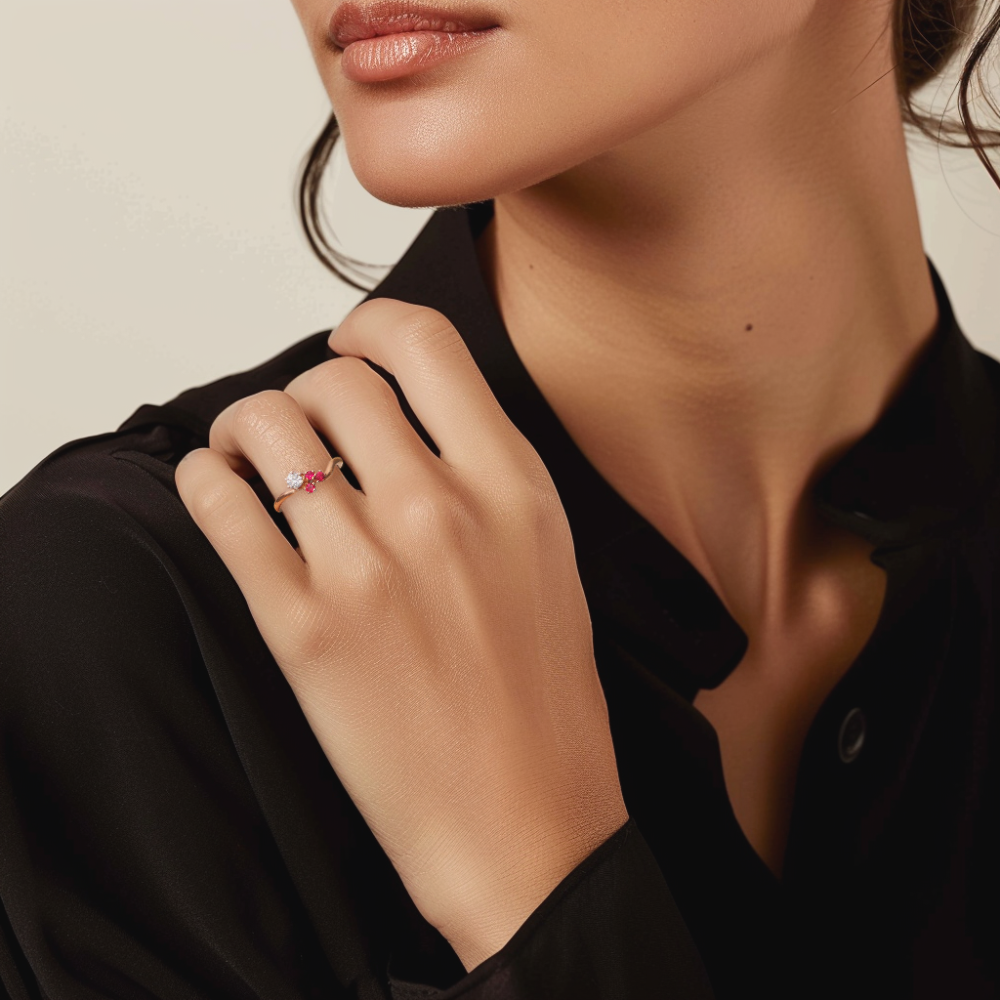 Prsten z růžového zlata s diamantem a rubíny na ruce modelky. Dámský luxusní prsten